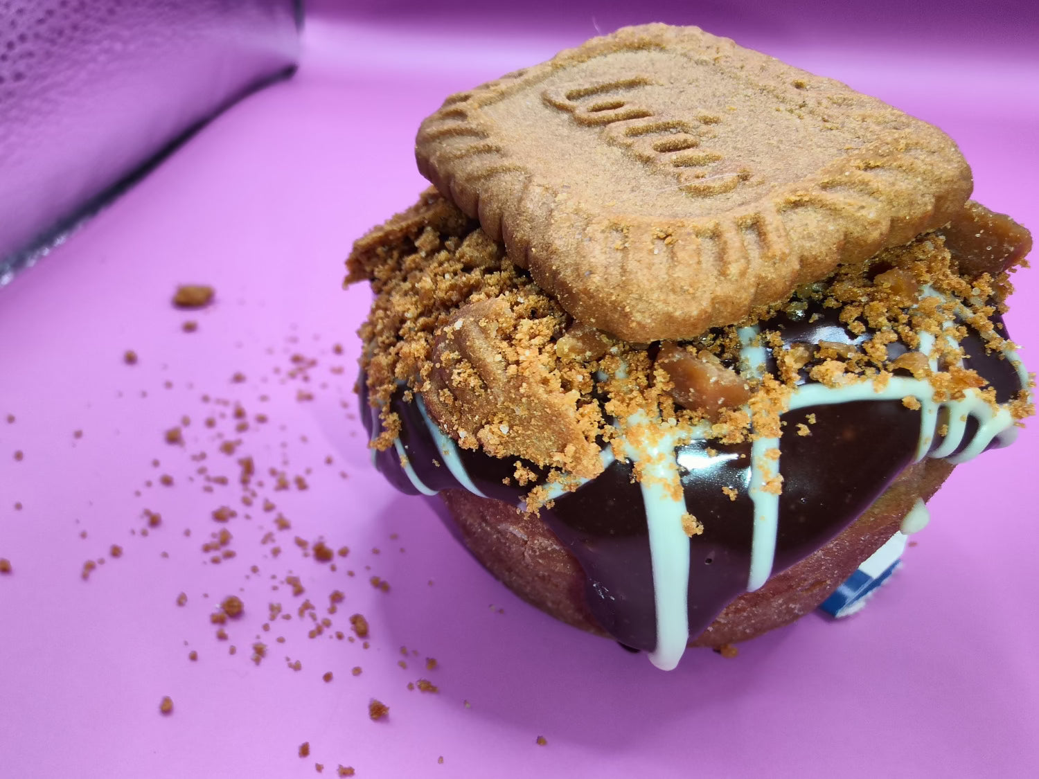 A delicious Choc chip dough - Biscoff stuffed cookie ! This is absolutly delicious ! Stuffed with biscoff biscuit, biscoff filling, and topped ganache, white choc and biscoff crumble. wow! 