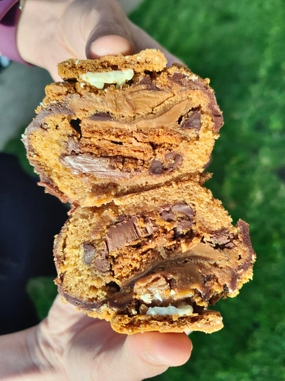 A delicious Choc chip dough - Biscoff stuffed cookie ! This is absolutly delicious ! Stuffed with biscoff biscuit, biscoff filling, and topped ganache, white choc and biscoff crumble. wow! 